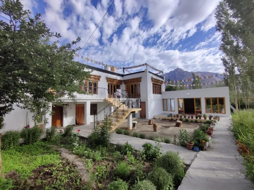 Sernang Homestay Hundar Exterior photo